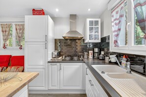 Réfrigérateur, four à micro-ondes, un four, surface de cuisson