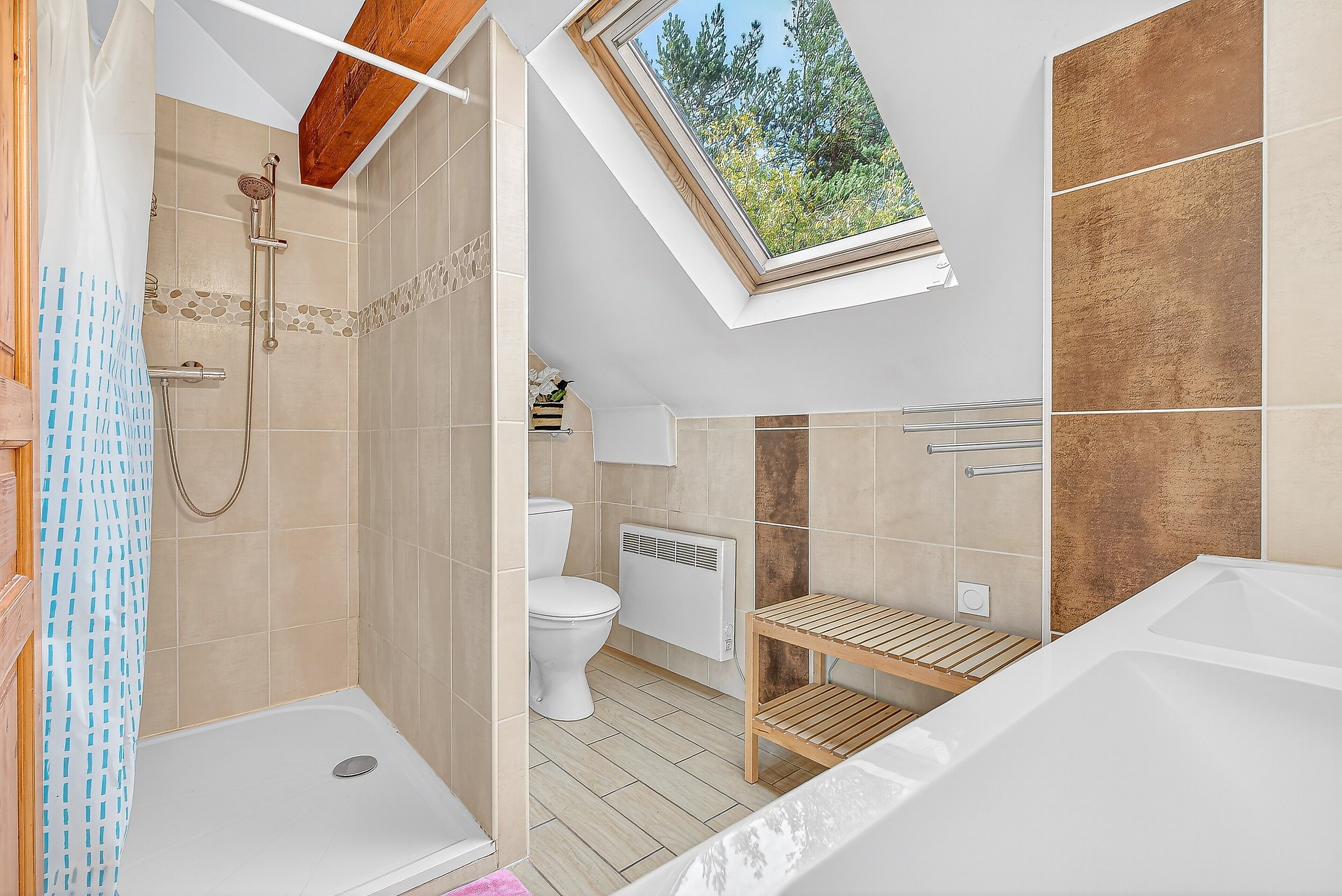Ein modernes Badezimmer mit Dusche, Toilette und Badewanne.