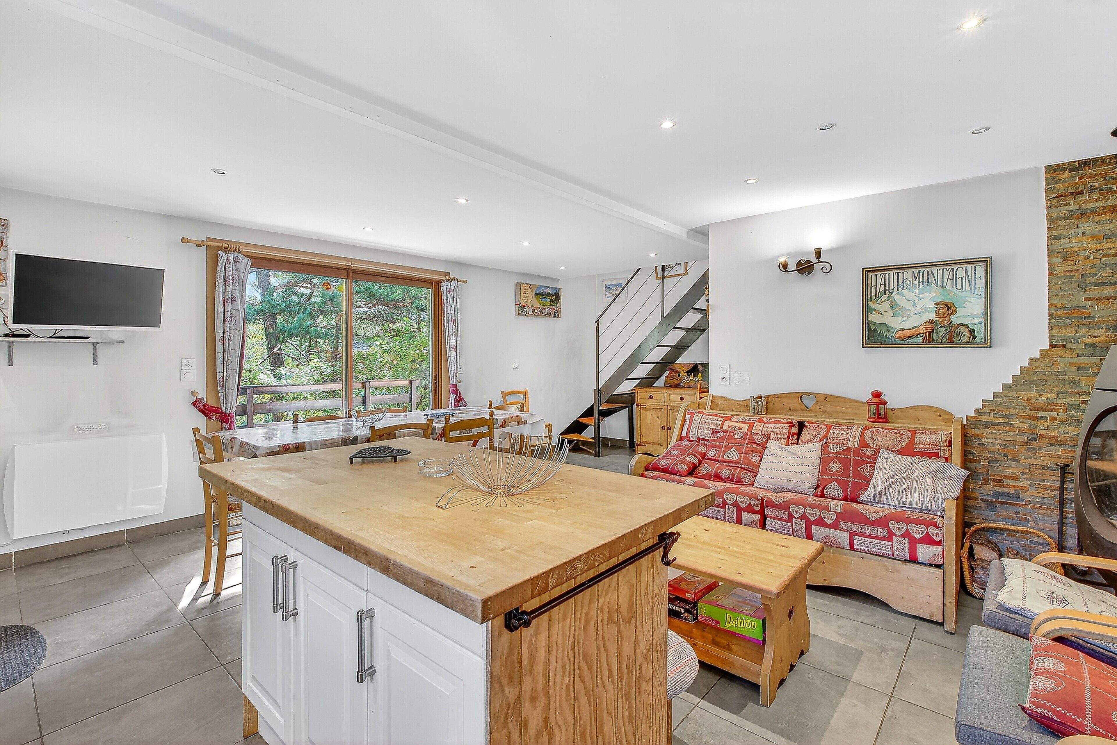 Televisión y chimenea 