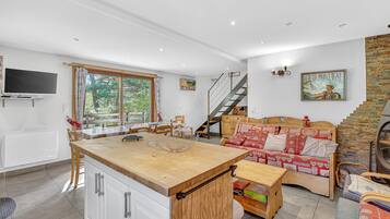 Televisión y chimenea