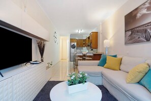 TV - Vacation Home "Apartamento Playa de Las Canteras" with Wi-Fi (Las Palmas de Gran Canaria)