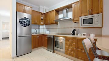 Geladeira, micro-ondas, fogão, cooktop