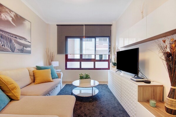 TV - Vacation Home "Apartamento Playa de Las Canteras" with Wi-Fi (Las Palmas de Gran Canaria)