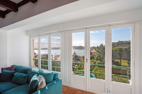 Interior. Vacation Home "São Martinho All The Best" with Sea View, Shared Pool & Wi-Fi