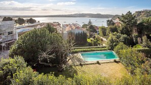 A residential area with a swimming pool, trees, and a view of the sea. - Vacation Home "São Martinho All The Best" with Sea View, Shared Pool & Wi-Fi (São Martinho do Porto)