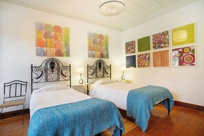 4 bedrooms, iron/ironing board, free WiFi, bed sheets - Vacation Home "São Martinho All The Best" with Sea View, Shared Pool & Wi-Fi (São Martinho do Porto)