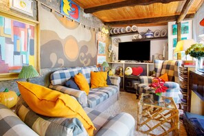 TV - Holiday Home "Casa Do Campo Dornes Um" with Shared Pool, Shared Garden & Wi-Fi (Paio Mendes)