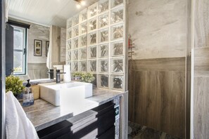 Een douche, een haardroger, handdoeken