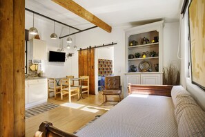 1 slaapkamer, een strijkplank/strijkijzer, gratis wifi, beddengoed