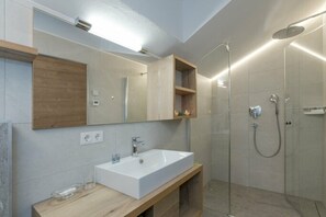 Een douche, een haardroger, handdoeken