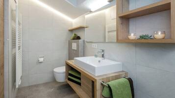 Dusche, Haartrockner, Handtücher