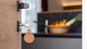 Una porta con serratura a chiave e maniglia in legno.