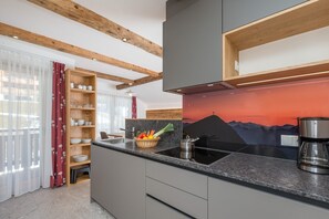 Fridge, microwave, stovetop, dishwasher