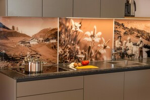 Kylskåp, mikrovågsugn, spishäll och diskmaskin