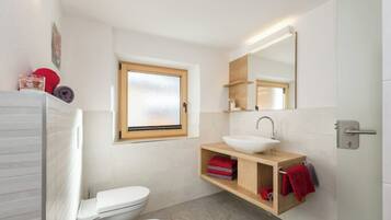 Douche, sĂšche-cheveux, serviettes fournies