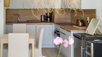 Réfrigérateur, plaque de cuisson, lave-vaisselle, cafetière/bouilloire