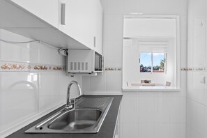 Jääkaappi, mikroaaltouuni, uuni, liesi