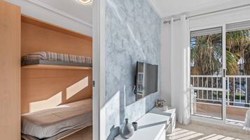 2 Schlafzimmer, BĂŒgeleisen/BĂŒgelbrett, kostenloses WLAN, BettwĂ€sche