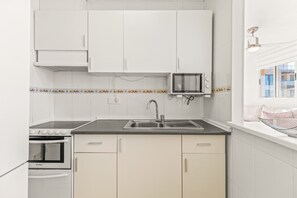 Jääkaappi, mikroaaltouuni, uuni, liesi