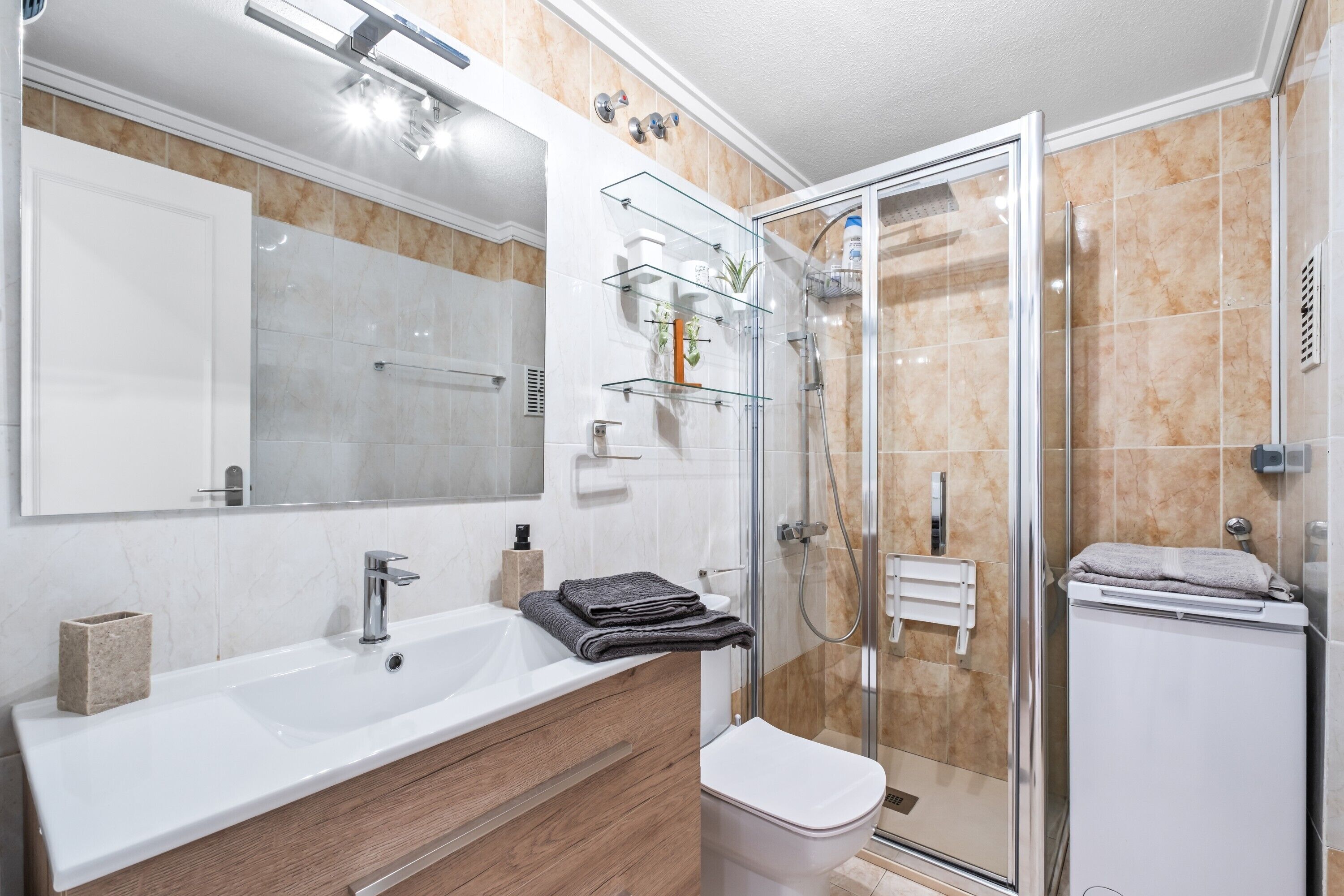 Een douche, een haardroger, handdoeken