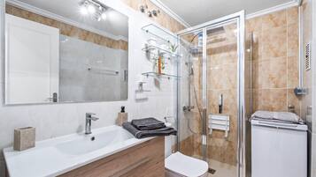 Een douche, een haardroger, handdoeken