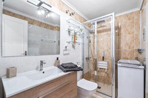 Douche, sèche-cheveux, serviettes fournies