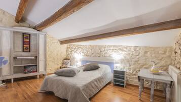 3 bedrooms, iron/ironing board, free WiFi