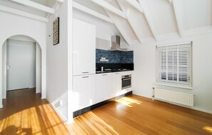 Réfrigérateur, micro-ondes, plaque de cuisson, lave-vaisselle