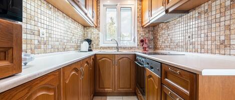 冰箱、微波炉、烤箱、炉灶