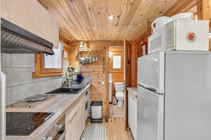 Frigorifero, microonde, forno, piano cottura