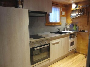 Een koelkast, een magnetron, een oven, een kookplaat