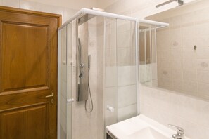 Shower, free toiletries, hair dryer, bathrobes - Holiday Home "Tra Cielo E Mare" with Private Garden and Wi-Fi (Monteverdi Marittimo)
