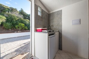 Fridge, microwave, stovetop, coffee/tea maker