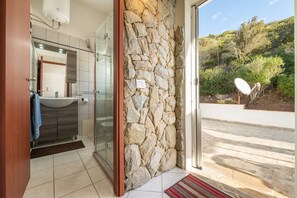Douche, sèche-cheveux, serviettes fournies