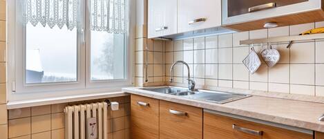 Réfrigérateur, four à micro-ondes, surface de cuisson, lave-vaisselle