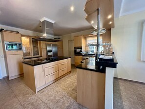 Frigorífic, microones, forn i placa de cuina 