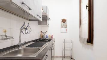 Køleskab, mikrobølgeovn, ovn, kogeplade