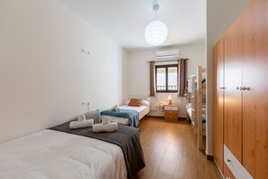 3 slaapkamers, een strijkplank/strijkijzer, gratis wifi, beddengoed