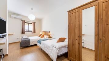 3 bedrooms, iron/ironing board, free WiFi, bed sheets