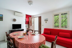 Dining - Villa "La Castellana" with Private Garden & A/C (Gallipoli)
