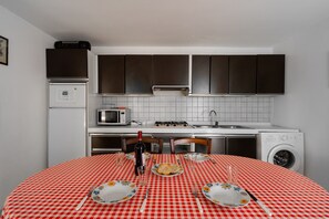 Frigorífico, microondas, placa de cocina y cafetera o tetera