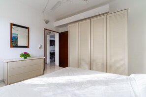 2 bedrooms, iron/ironing board, bed sheets