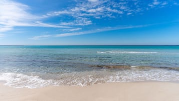 Una spiaggia nelle vicinanze