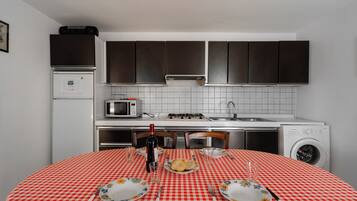 Réfrigérateur, micro-ondes, plaque de cuisson, cafetiÚre/bouilloire