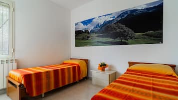 2 quartos, ferros/tábuas de passar roupa, roupa de cama