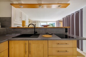 Refrigerador, microondas, horno, placa de cocina