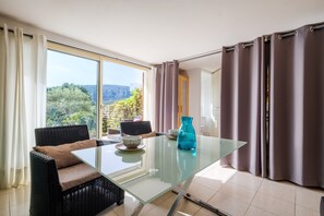 Dining - Studio Apartment 'Rez-de-villa Avec Piscine' with Sea View, Shared Pool and Wi-Fi (Mandelieu-la-Napoule)