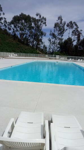 A heated pool - Studio Apartment 'Rez-de-villa Avec Piscine' with Sea View, Shared Pool and Wi-Fi (Mandelieu-la-Napoule)