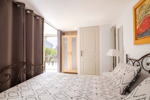 1 bedroom, iron/ironing board, free WiFi, bed sheets - Studio Apartment 'Rez-de-villa Avec Piscine' with Sea View, Shared Pool and Wi-Fi (Mandelieu-la-Napoule)