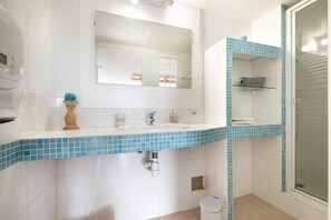 Shower, hair dryer, towels - Studio Apartment 'Rez-de-villa Avec Piscine' with Sea View, Shared Pool and Wi-Fi (Mandelieu-la-Napoule)